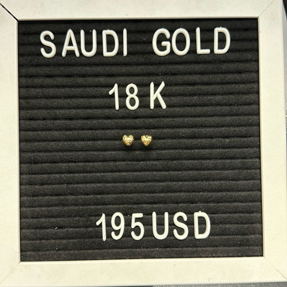 18K SAUDI GOLD HEART SHAPED EARRINGS ❤️ - Picture 1 of 3
